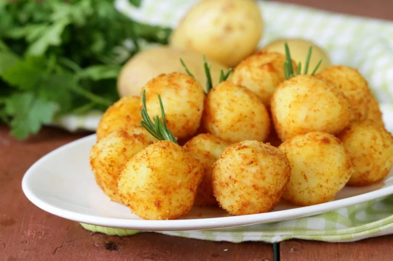 Из картофельного пюре делают закусочные шарики с сыром и ветчиной