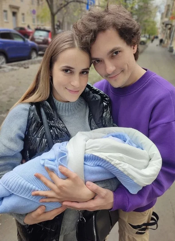 Илья Русь с женой и ребенком