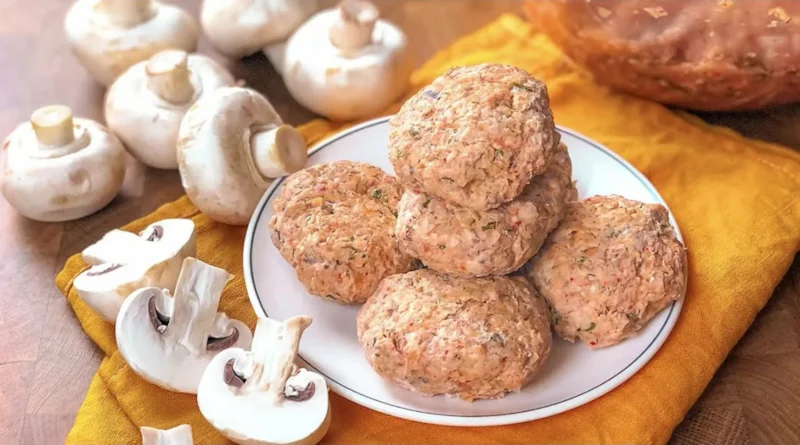 Грибные котлеты из шампиньонов готовят с луком, яйцами и сухарями Грибные котлеты из шампиньонов готовят с луком, яйцами и сухарями