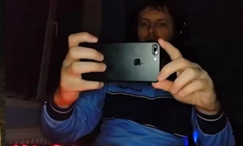 Папич фотографирует монитор