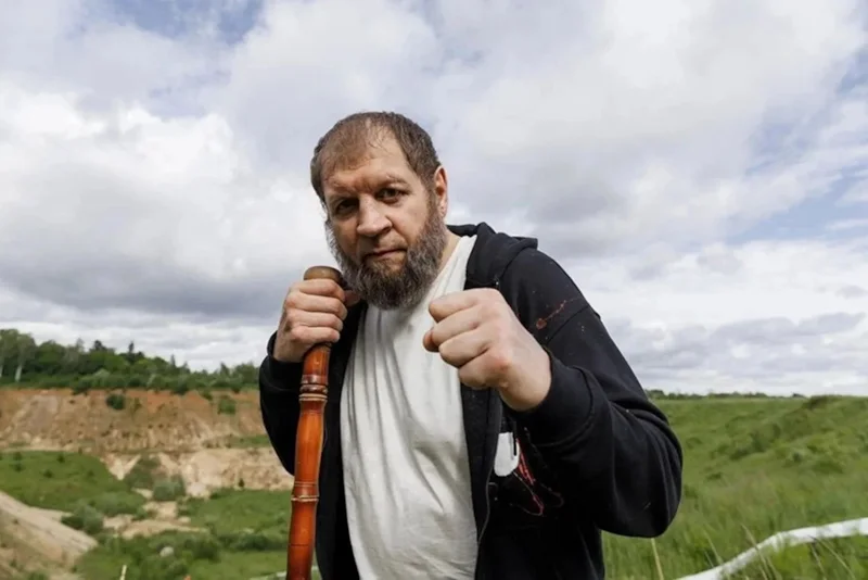 Александр Емельяненко признался в тяжелом запое и уехал в рехаб Александр Емельяненко признался в тяжелом запое и уехал в рехаб