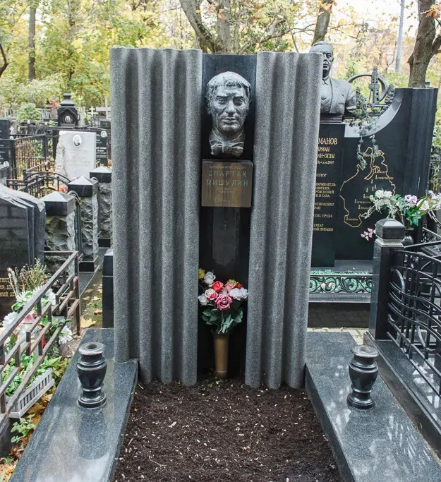 Памятник Спартаку Мишулину
