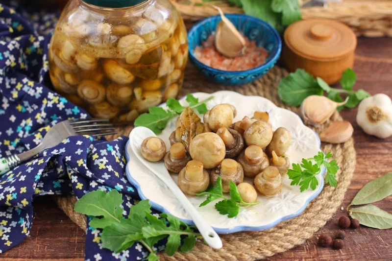 Грибы с чесноком и укропом приобретают кисло-сладкий вкус благодаря ароматному маринаду