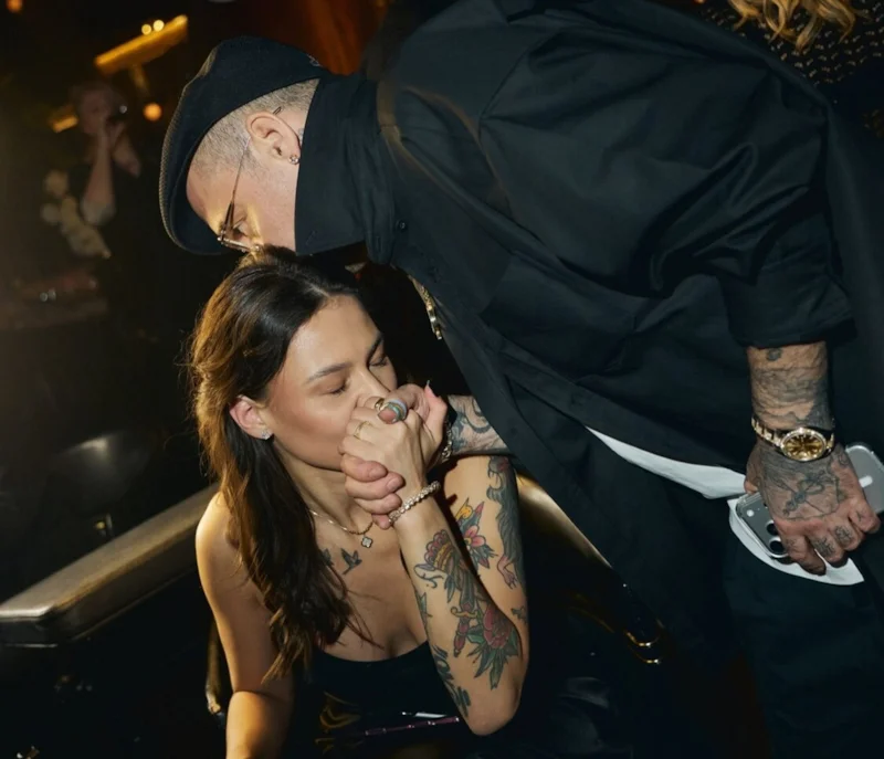 Новая девушка целует Гуфу руки