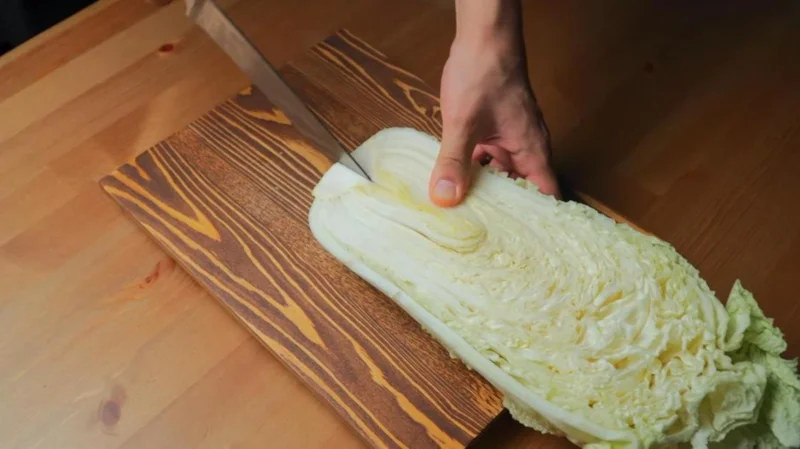Капустные кочерыжки добавляют в фарш, чтобы котлеты стали сочнее