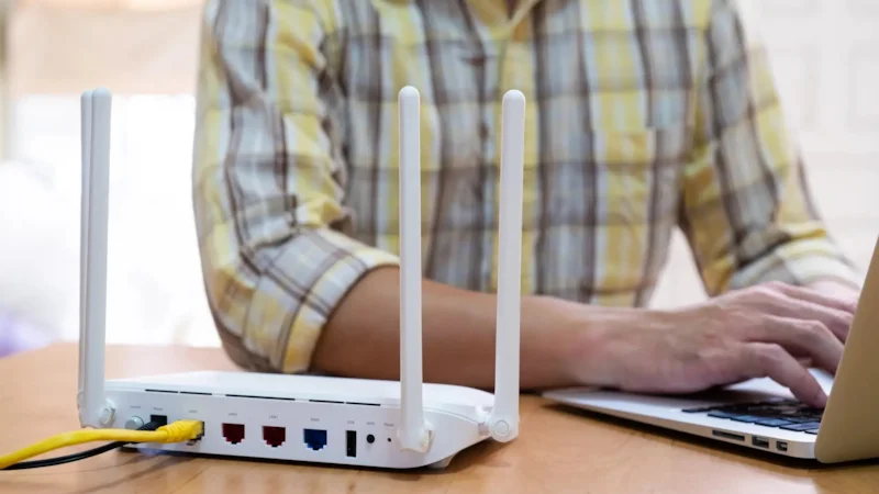 Фольга за роутером отражает Wi-Fi-сигнал в сторону нужной комнаты