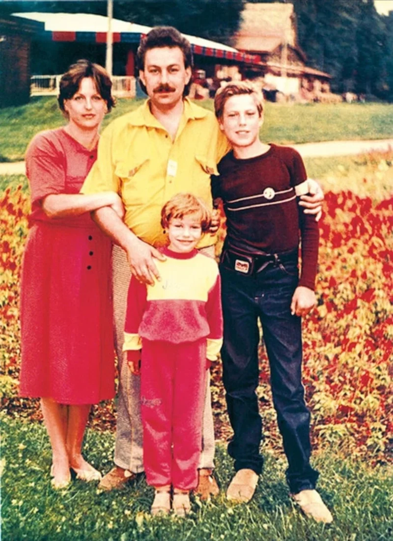 Дмитрий Дюжев с родителями
