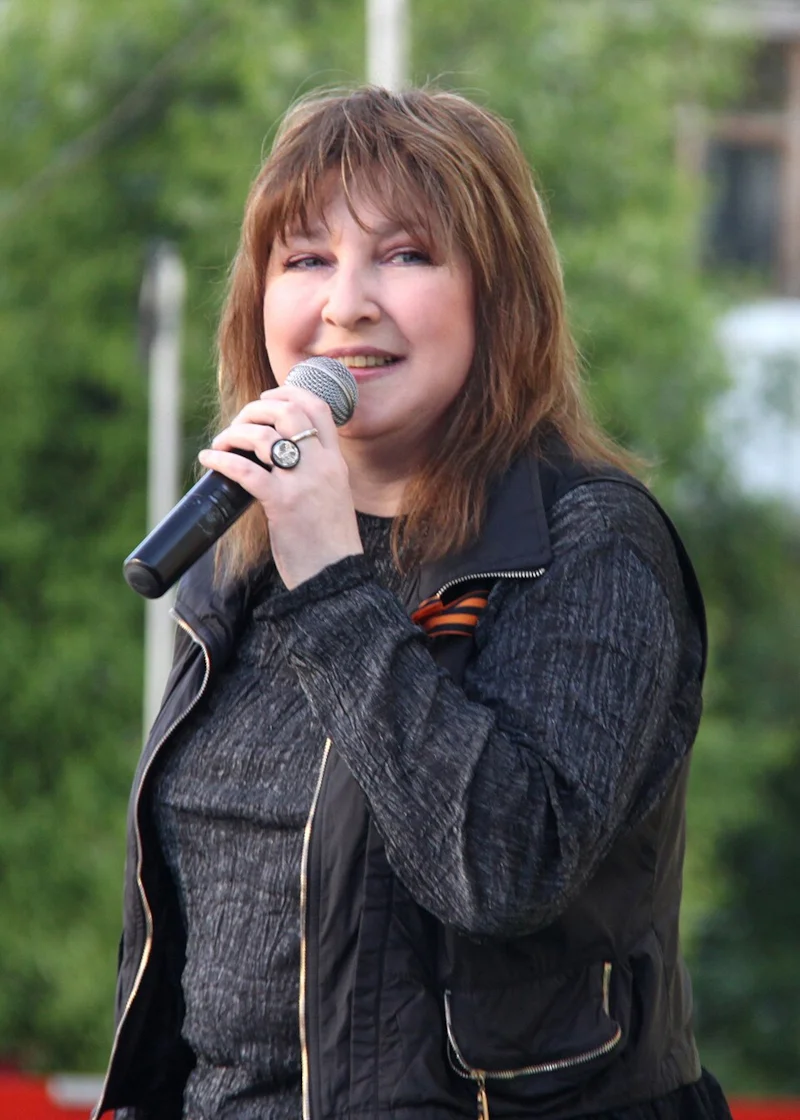Екатерина Семенова на концерте ко Дню Победы