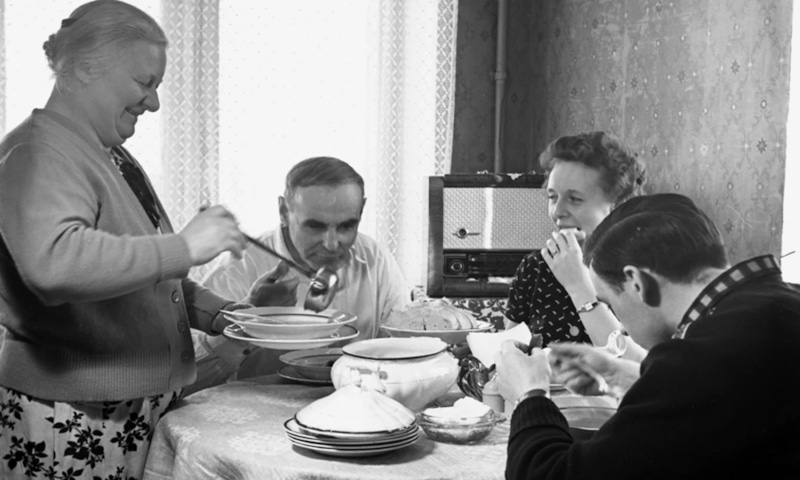 Советский стол: холодец и шпроты