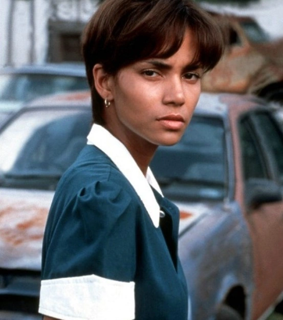 Холли Берри в фильме «Бал монстров»