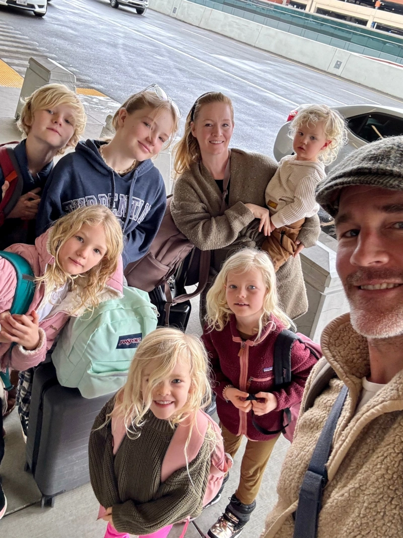 Джеймс Ван Дер Бик с женой и детьми