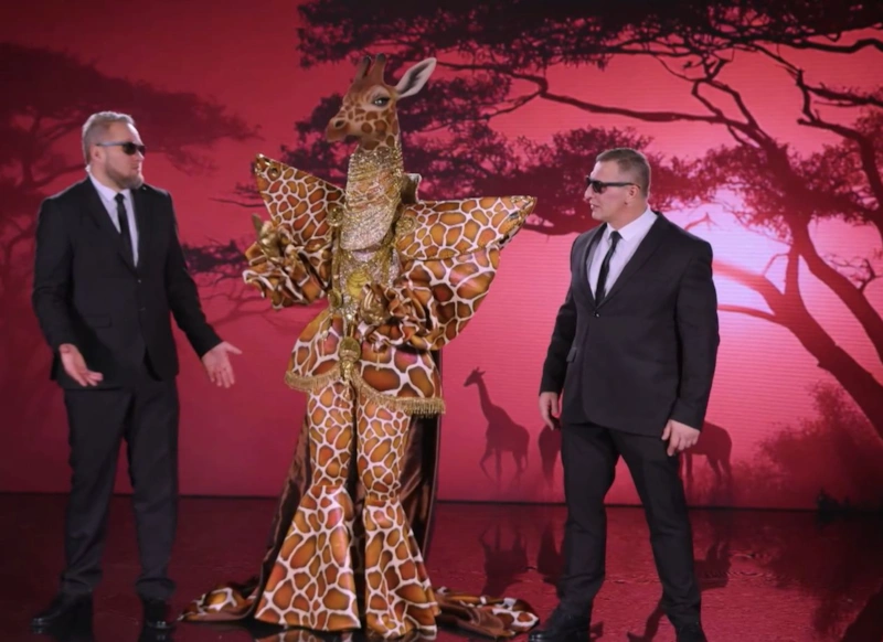 Жираф в шоу  «Маска» 