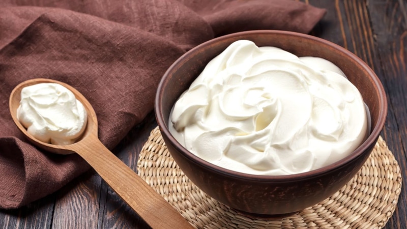 Сметана к блинам: польза и опасная жирность