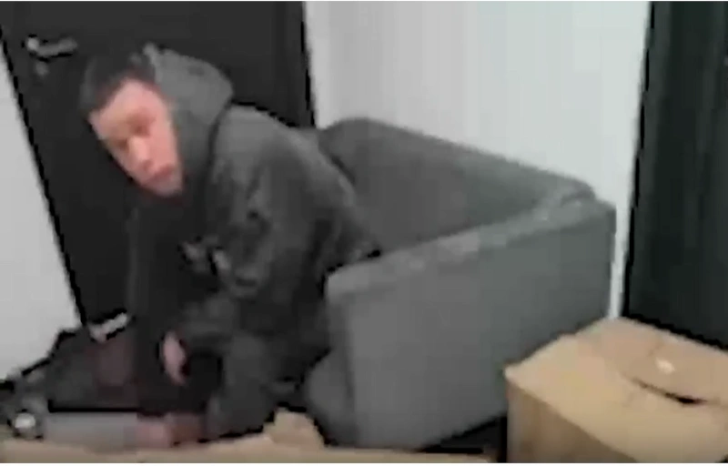 Иван Синцов в подъезде