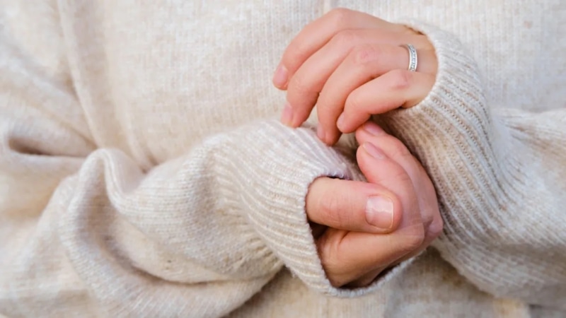 Зимний холод: руки в варежках