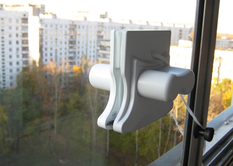 Мытье окон: магнитная щетка в помощь