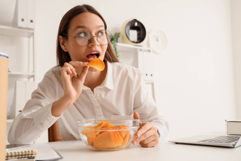 Вредные перекусы: сладости и чипсы