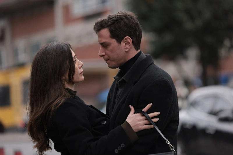 Селахаттин Пашалы и Гёкче Бахадыр в сериале «Омер»