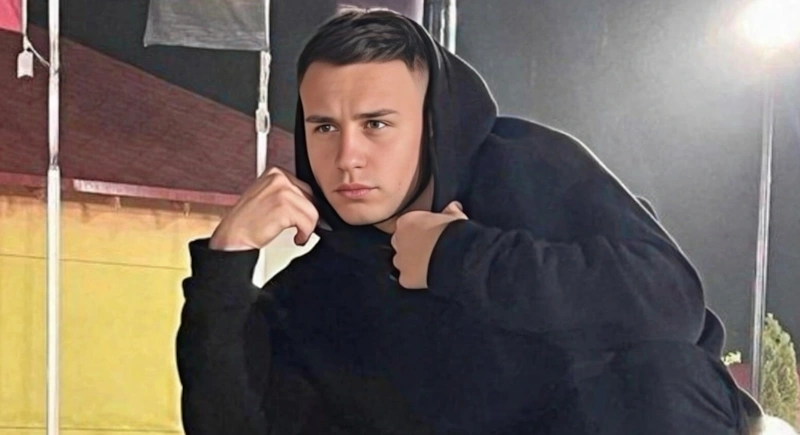 Иван Синцов ответил на слух о бомжевании в подъезде Иван Синцов ответил на слух о бомжевании в подъезде