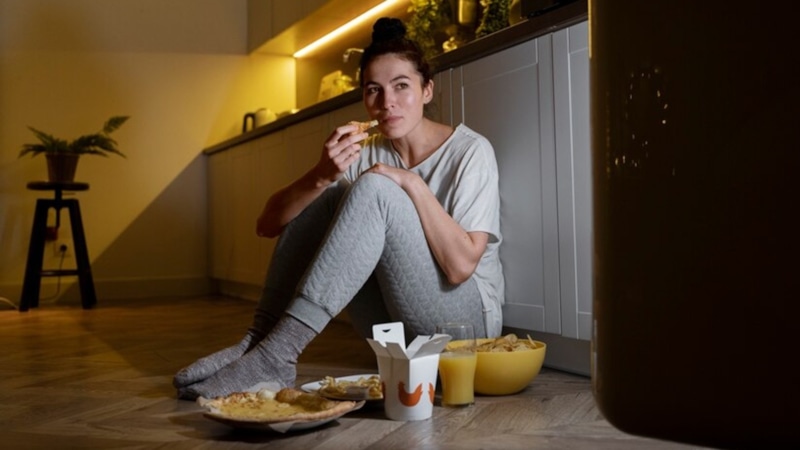 Ночной аппетит: рука тянется к сладкому Ночной аппетит: рука тянется к сладкому