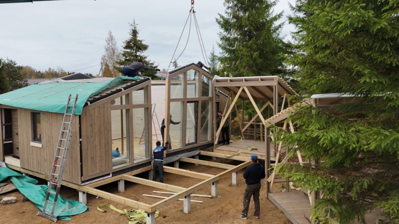 Современное жилье: модульный дом на участке