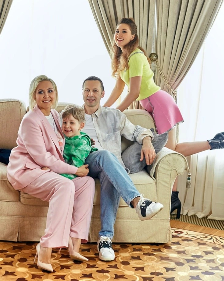 Василиса Володина с мужем и детьми Василиса Володина с мужем и детьми