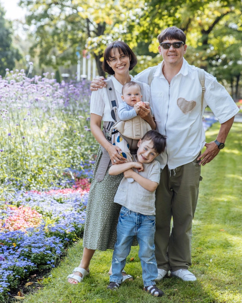 Анастасия Жданова с мужем Артемом Ждановым и детьми