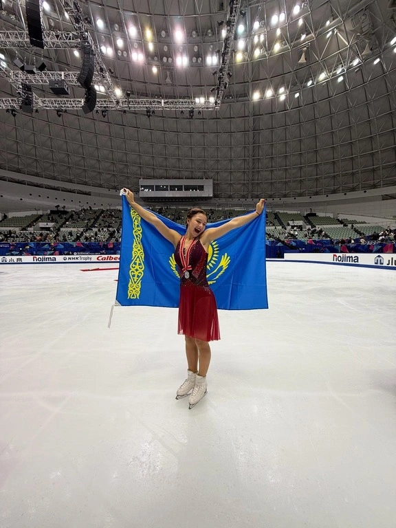 Софья Самоделкина с флагом Казахстана