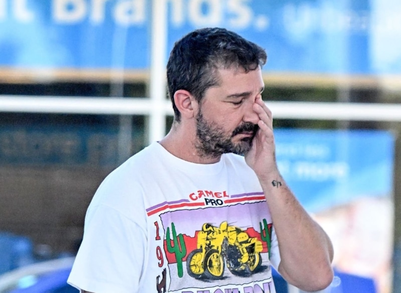 Шайа Лабаф голым ворвался в бар и затеял драку