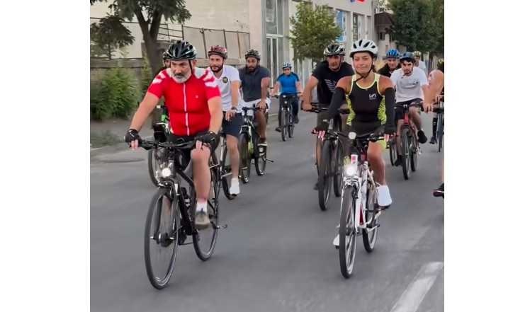 Анна Акопян на велосипеде