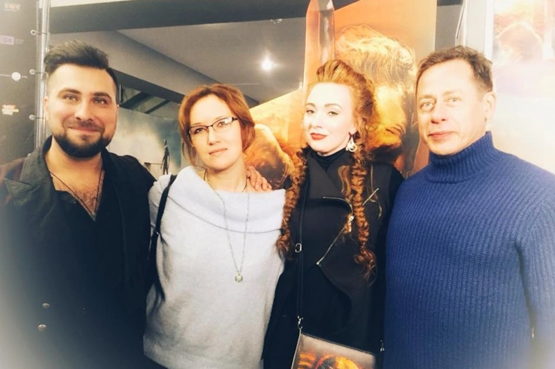 Рустам Мосафир с женой (вторая справа) Рустам Мосафир с женой (вторая справа)