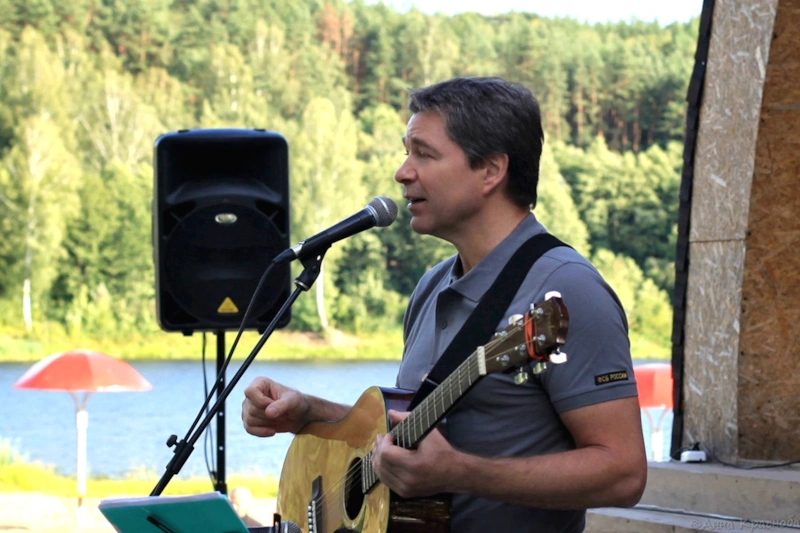 Сергей Маховиков с гитарой