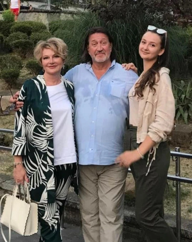 Олег Митяев с женой Мариной Есипенко и дочерью Дарьей
