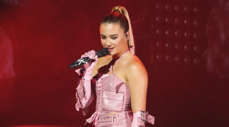 Катя Адушкина на концерте