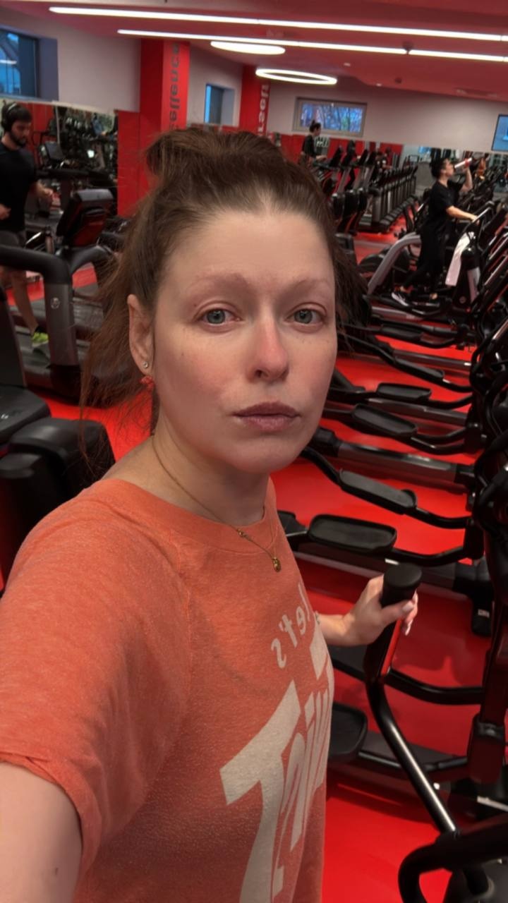 Антонина Комиссарова в спортзале