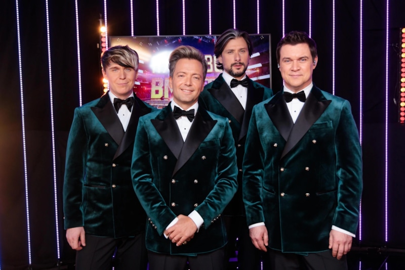 Обзор первого выпуска шоу "Ну-ка, все вместе! Хором!" Обзор первого выпуска шоу "Ну-ка, все вместе! Хором!"