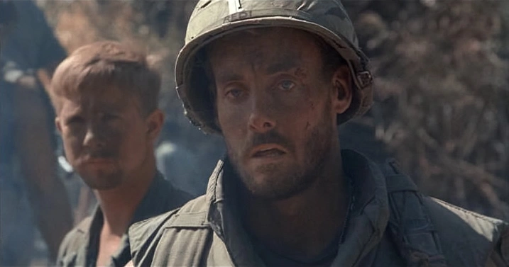 Джон Макгинли в фильме «Взвод»