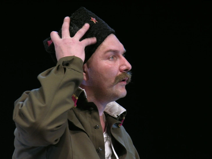 Дмитрий Быковский в спектакле «Веселый солдат»