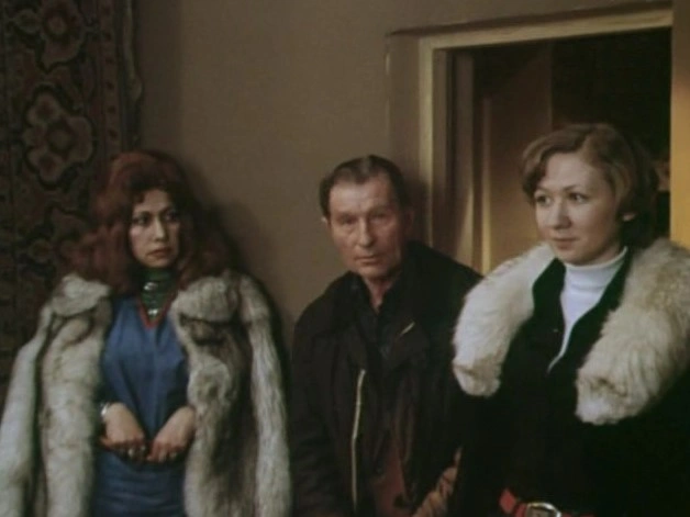 Надежда Ермакова в детективном сериале «Выгодный контракт» (слева)