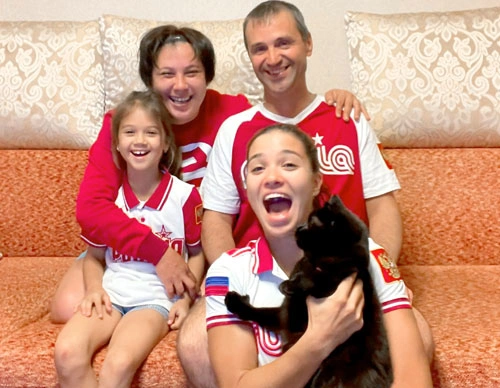 Вероника Степанова с родителями и сестрой Вероника Степанова с родителями и сестрой