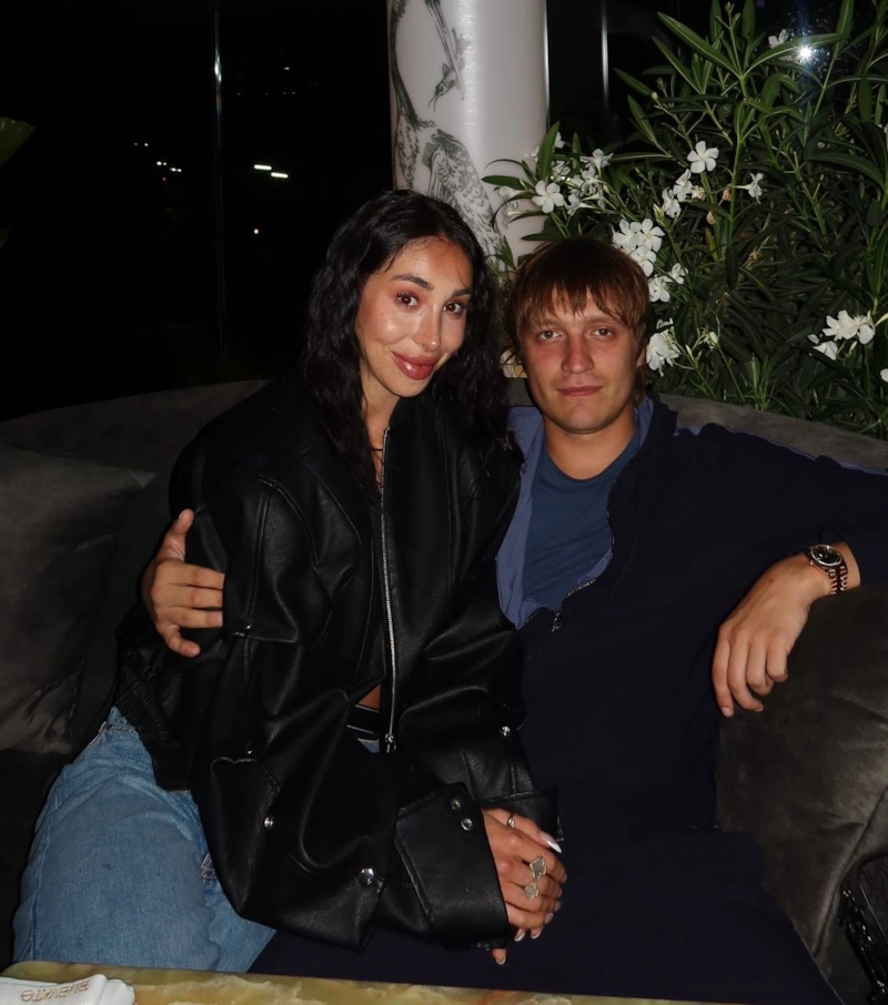 Игорь Комаров со своей девушкой Евой Мишаловой