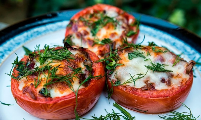 Запеченные помидоры: грибная начинка