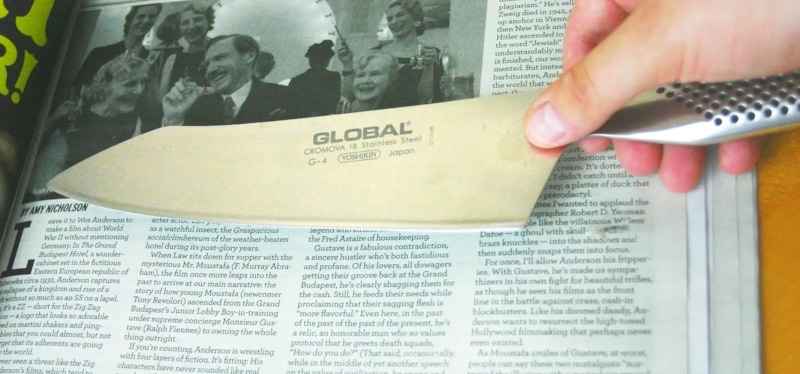 Правка ножа: газета на столе