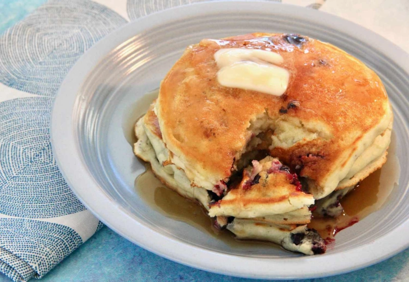 Яичные блинчики: банан и ягоды