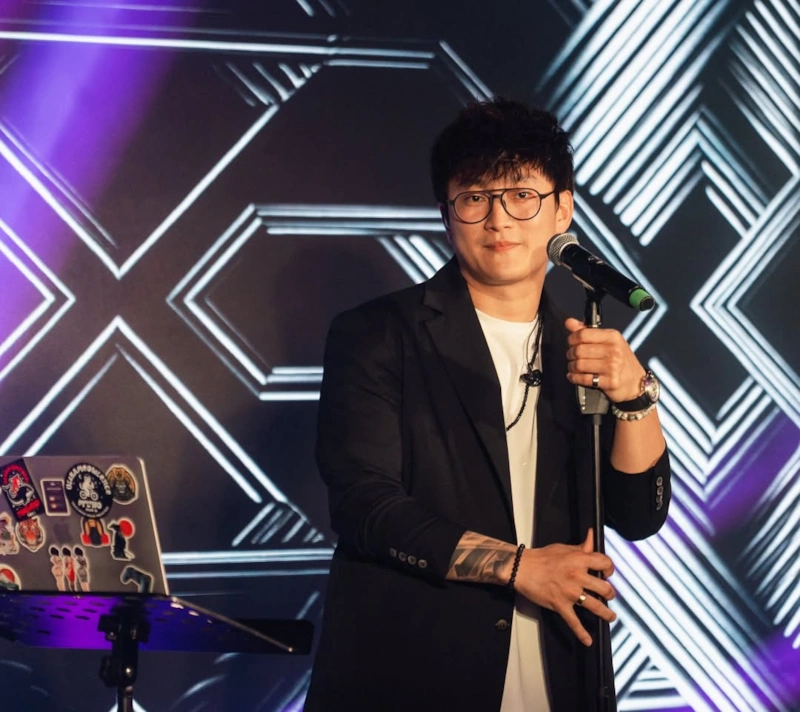 Певец Alex Lim