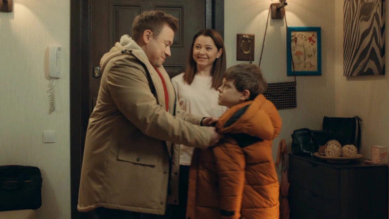 Артемий Широков с кино-родителями в сериале «СашаТаня»