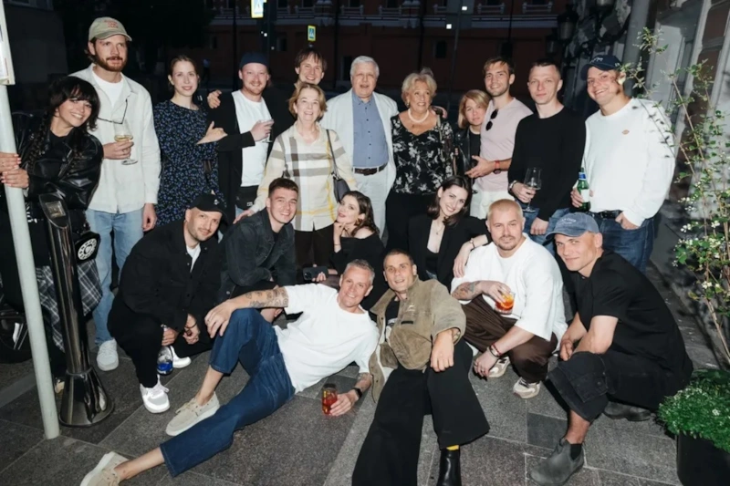 Борис Фрумкин с женой (по центру)