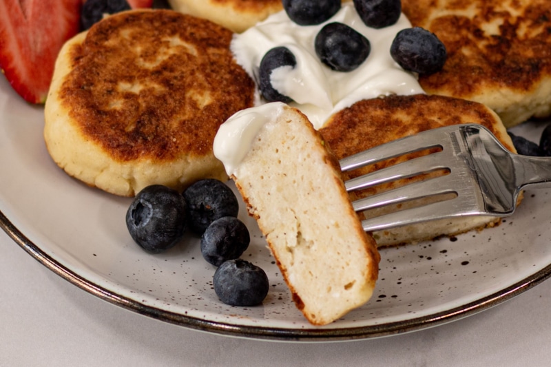 Пшенные сырники с изюмом: постный рецепт