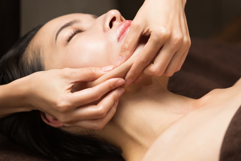 Уход за лицом: массаж и упражнения