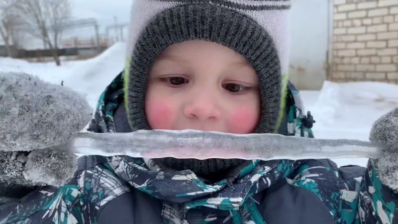 Зимние игры: ребенок тянется к сосульке Зимние игры: ребенок тянется к сосульке